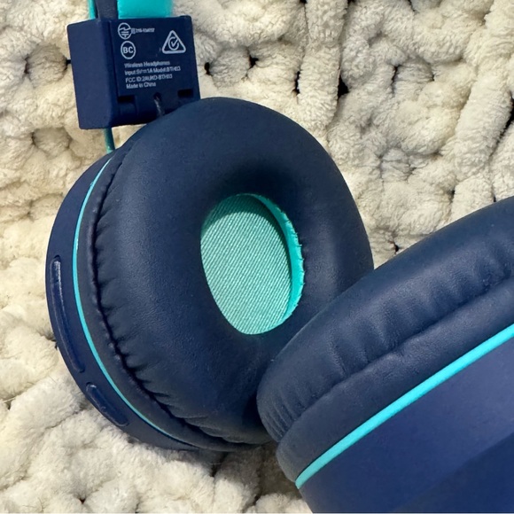 Kids Bluetooth Wireless On Ear Headphones - Picture 3 of 5